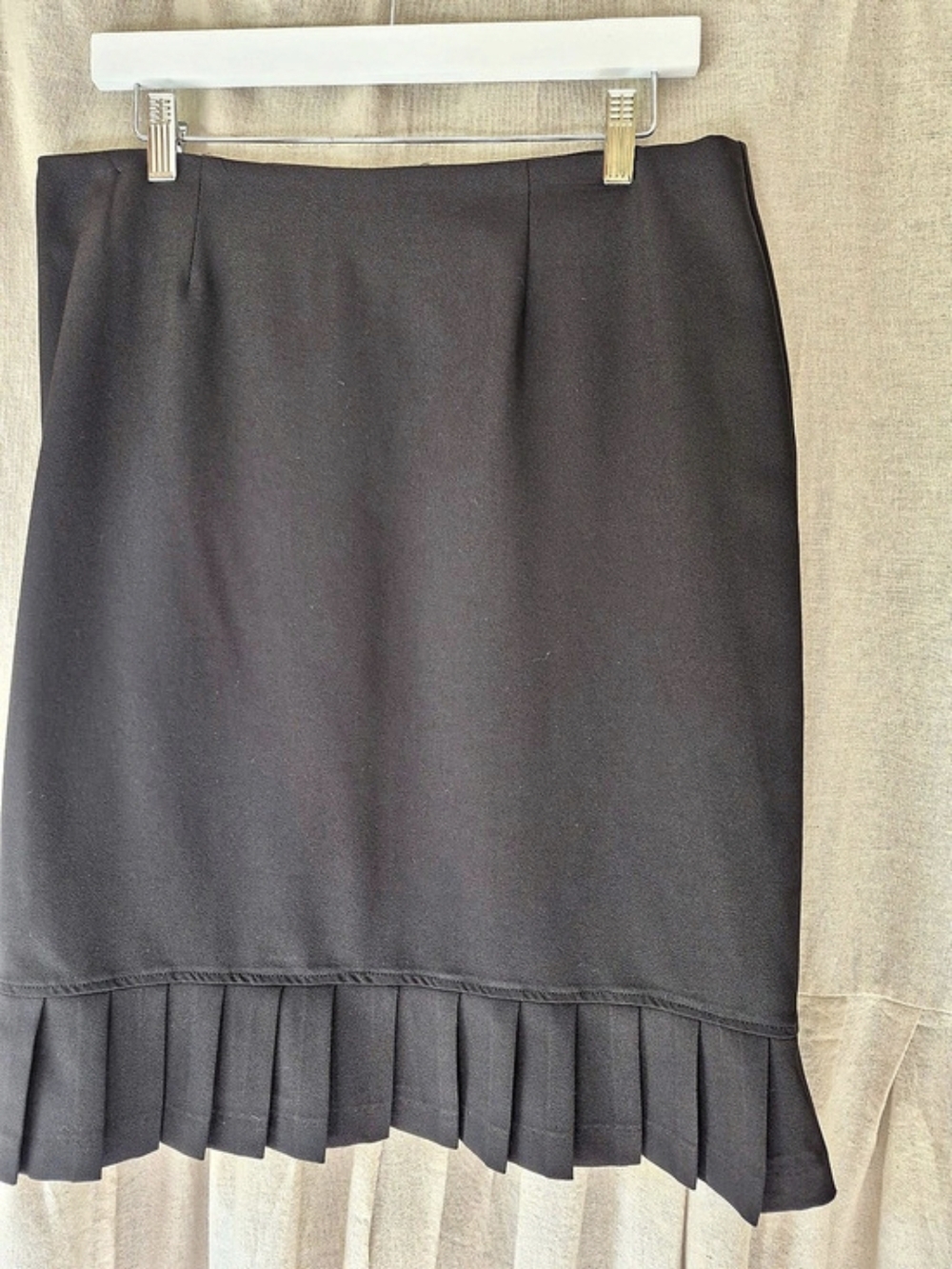 Pleated Mini Skirt in Black Size 10 Like New